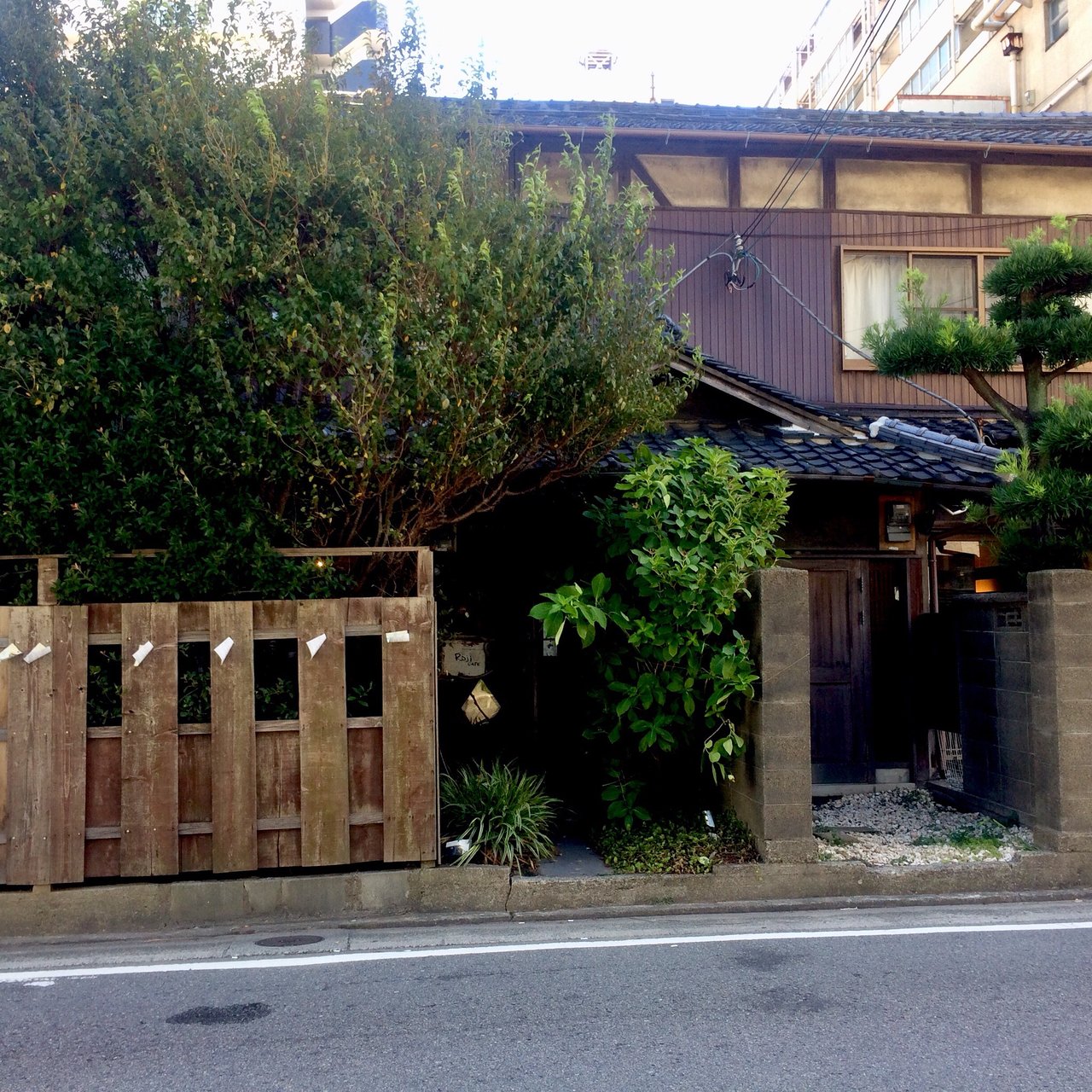 cafe hidden dengan interior Jepang minimalis di Bali