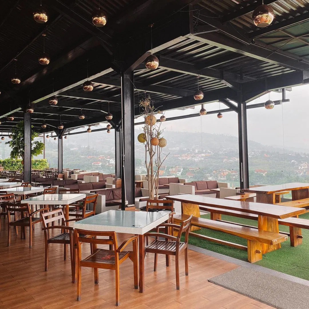 cafe bergaya tropis di Dago