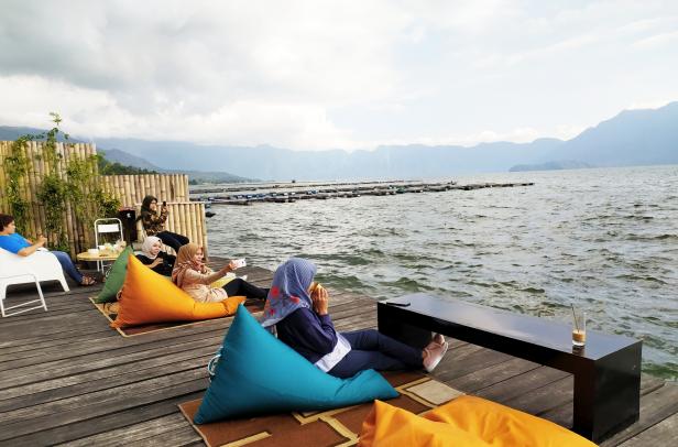 Tempat Ngopi Pinggir Danau di Jawa Barat yang Tenang & Estetik